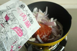 加入一包意面肉酱。