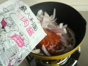 加入一包意面肉酱。