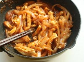 如果味道不够酌情加入盐和蚝油调味。炒好的鸡柳待用。