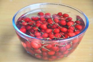 将车厘子用盐水洗净。