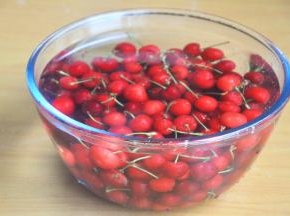 将车厘子用盐水洗净。