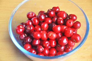 用筷子在车厘子的底部扎入，将核从前方蒂部顶出来，尽量保证车厘子的完整性。