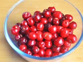 用筷子在车厘子的底部扎入，将核从前方蒂部顶出来，尽量保证车厘子的完整性。