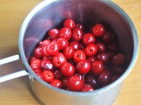 将去核的车厘子放入小奶锅中。