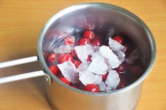 倒入冰糖和水，加热到沸腾后转小火加热5分钟，使冰糖完全融化即可关火，不要久煮，否则会被煮烂。