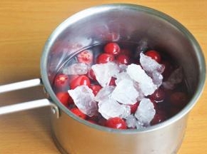 倒入冰糖和水，加热到沸腾后转小火加热5分钟，使冰糖完全融化即可关火，不要久煮，否则会被煮烂。