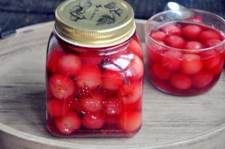 趁热将车厘子连同糖水一起倒入消过毒的玻璃瓶中，趁热盖上瓶盖。冷却后放入冰箱冷藏保存，若保存得当，可以放置半年以上。