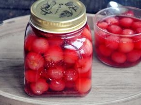 趁热将车厘子连同糖水一起倒入消过毒的玻璃瓶中，趁热盖上瓶盖。冷却后放入冰箱冷藏保存，若保存得当，可以放置半年以上。