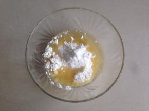 将油酥材料,中筋面粉100克，玉米油50克全部放入碗里