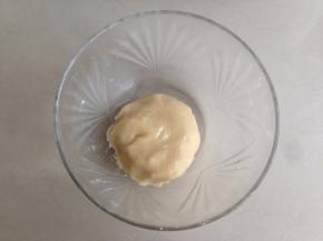 用刮刀将其拌均匀，成面团，放冰箱冷藏30分钟备用。