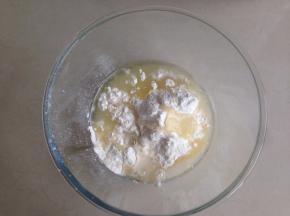 将水油皮的全部材料:中筋面粉110克，水44克，玉米油35克，细砂糖20克放入盆里