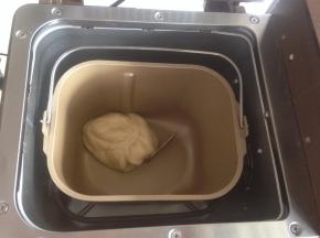 用刮刀拌成面团，然后放入到东菱1352AE-3C面包机里，选择和面程序15分钟。