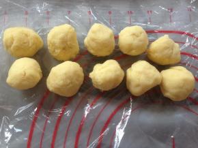 将绿豆馅分成每个25克，搓圆，盖保鲜膜备用。