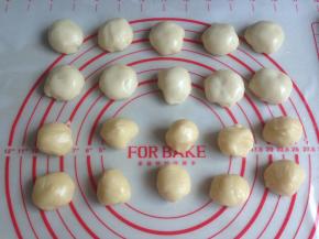 将水油皮和油酥各分成10份，揉圆