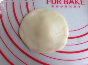 将水油皮擀成圆形，旁边薄中间厚