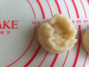 用虎口收口，捏紧，收口朝下，盖保鲜膜，放冰箱冷藏松驰15分钟