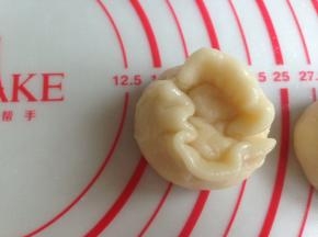 用虎口收口，捏紧，收口朝下，盖保鲜膜，放冰箱冷藏松驰15分钟