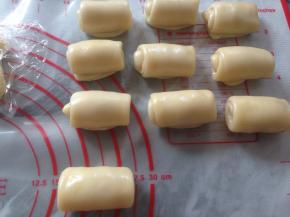 卷起，放冰箱冷藏松驰15分钟