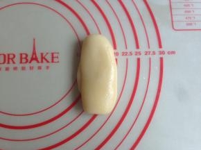 将油酥皮按扁