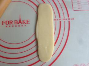 再用擀面杖擀成长一点的牛舌状