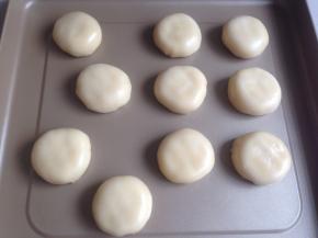 收口朝下，放在东菱K40C烤箱自带的不粘烤盘上，再压扁一下