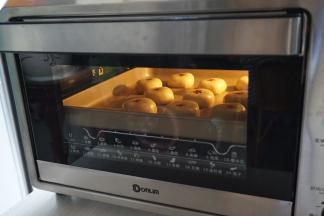 放入已经预热好180度的烤箱倒数第二层，烘烤20-25分钟