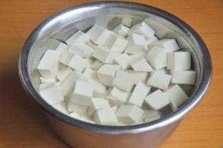 豆腐切小块，先用水浸泡一小时。