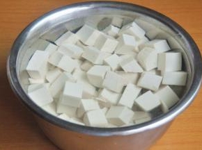 豆腐切小块，先用水浸泡一小时。