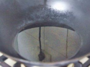 锅中烧油至5分热。