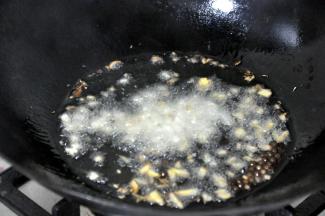 倒入花椒、蒜末、姜末。