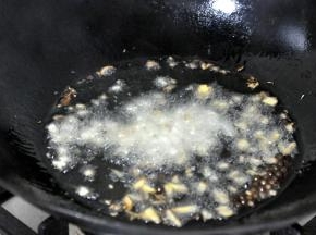 倒入花椒、蒜末、姜末。