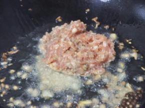 紧接着倒入肉末。