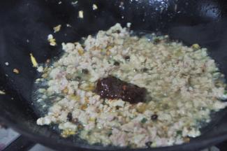 将肉末炒散，放入豆瓣酱。