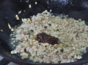 将肉末炒散，放入豆瓣酱。