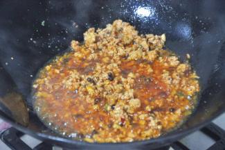 将香味炒出来。