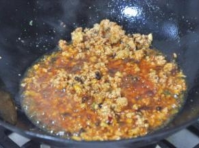 将香味炒出来。