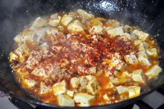 撒上适量的辣椒面，轻轻拌匀后出锅。是不是看上去好辣，其实对于四川人来说，这仅仅是微辣，小朋友吃也没问题。