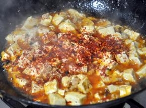 撒上适量的辣椒面，轻轻拌匀后出锅。是不是看上去好辣，其实对于四川人来说，这仅仅是微辣，小朋友吃也没问题。