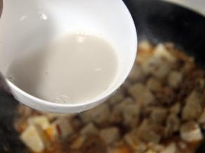 待汤汁慢慢收干，豆腐吸收了肉的香味，倒入生粉水勾芡。