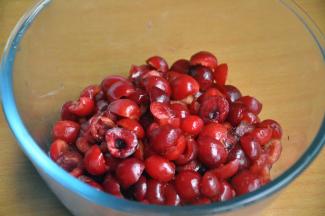 新鲜车厘子洗净后去核，分成两半。