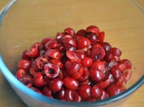 新鲜车厘子洗净后去核，分成两半。