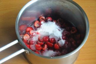 倒入60克糖、120克水、5克柠檬汁，拌匀后浸泡20分钟。