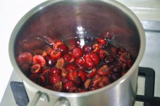 倒入奶锅，一边煮一边搅，让糖完全融化，大约时间3分钟，将车厘子沥干水份，煮过车厘子的水留在锅中。