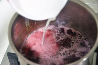 玉米淀粉和30克水混合后，倒入车厘子水中.