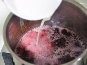 玉米淀粉和30克水混合后，倒入车厘子水中.