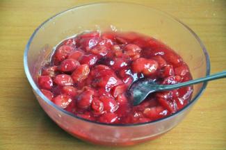 边煮边搅，煮到浓稠状态关火，煮好的汁水倒回滤完水的车厘子里，拌匀即成车厘子派馅，放凉后备用。