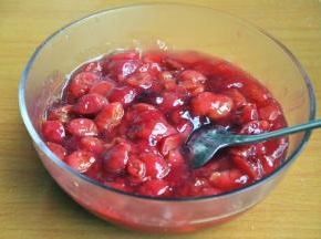 边煮边搅，煮到浓稠状态关火，煮好的汁水倒回滤完水的车厘子里，拌匀即成车厘子派馅，放凉后备用。