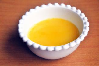 一个蛋黄加60克清水、1克盐、20克糖，搅拌均匀。