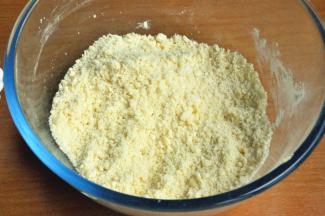 盆里加入低筋面粉和室温软化好的黄油。