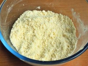 盆里加入低筋面粉和室温软化好的黄油。